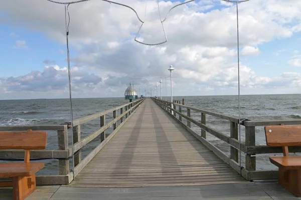 Drewniany Most Dla Pieszych Nad Bałtykiem — Zdjęcie stockowe