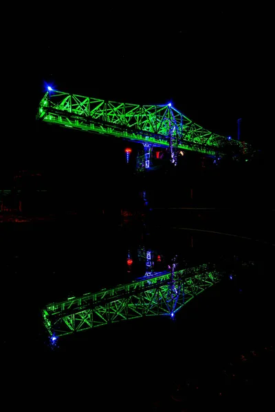 夜晚在河上一座灯火通明的桥 — 图库照片