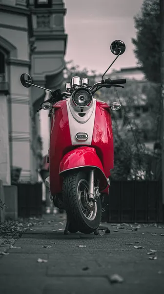 Vertikale Aufnahme Eines Auf Der Straße Geparkten Roten Motorrollers — Stockfoto