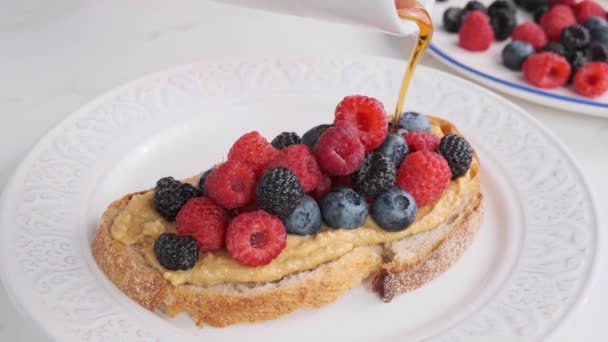 Köstlicher Hausgemachter Kuchen Mit Beeren Und Blaubeeren — Stockvideo