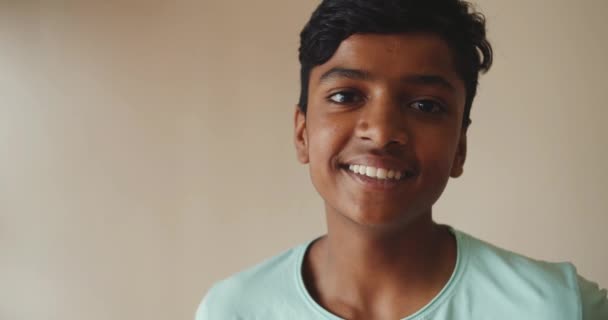 Zblízka Portrét Jižního Asijského Chlapce — Stock video