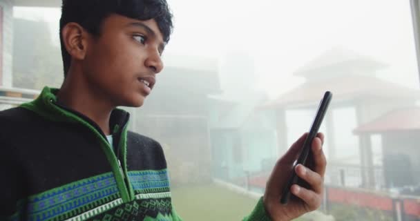 Южноазиатский Мальчик Телефону — стоковое видео