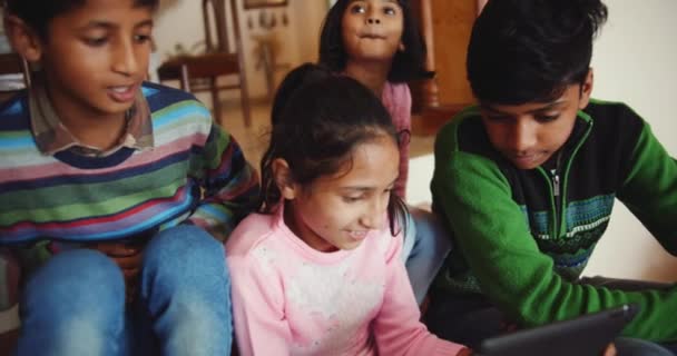 Südasiatische Geschwister Verbringen Zeit Miteinander — Stockvideo
