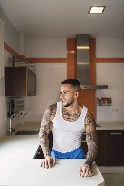 Tiro Vertical Atleta Caucasiano Tatuado Cozinha — Fotografia de Stock