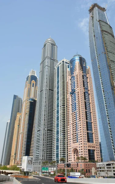 Dubai Emiratos Árabes Unidos Julio 2016 Disparo Vertical Una Fila —  Fotos de Stock