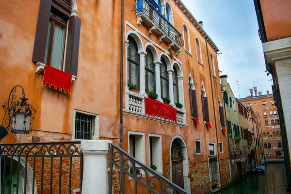 Красивые Жилые Дома Над Небольшим Каналом Венице Италия — стоковое фото