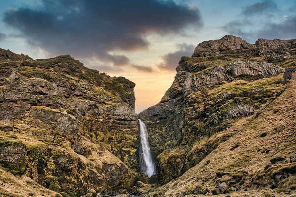 Ett Vattenfall Som Rinner Nerför Klipporna Täckt Med Mossa Gråmulen — Stockfoto