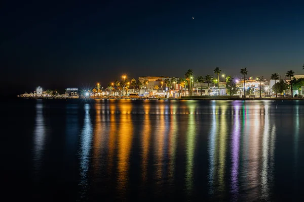 Widok Morze Światła Miasta Odbicie Nim Nocy Porto Cesareo — Zdjęcie stockowe