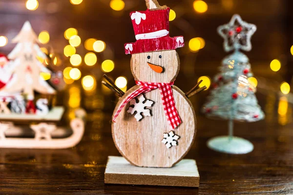 Een Close Van Een Kleine Houten Sneeuwpop Kerstversieringen Met Bokeh — Stockfoto