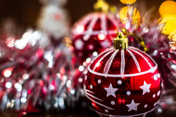 Een Selectieve Focus Van Een Rode Kerstboom Bal Met Sterren — Stockfoto