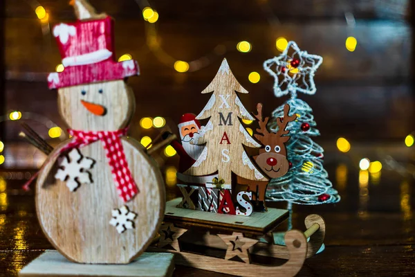 Een Close Van Een Kleine Houten Sneeuwpop Kerstbomen Kerstman Een — Stockfoto