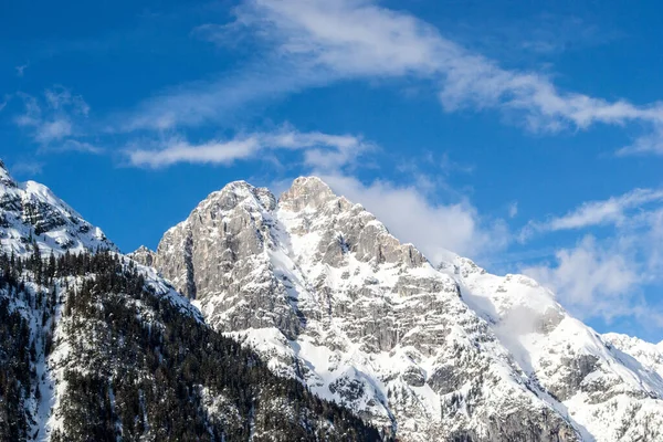 Scenic View Mountainous Landscape Enveloped Snow Blue Sky Background — Stock Photo, Image