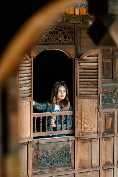 Egy Függőleges Felvétel Egy Indonéz Nőről Aki Tongkonai Hagyományos Házakban — Stock Fotó