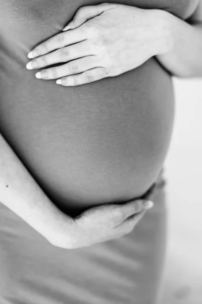 Tiro Vertical Tons Cinza Uma Fêmea Grávida Segurando Sua Barriga — Fotografia de Stock