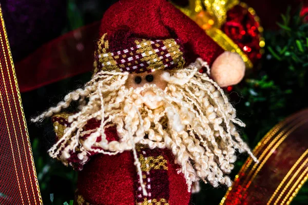 Gros Plan Jouet Père Noël Avec Une Barbe Bouclée Accrochée — Photo