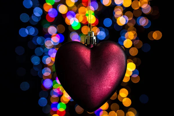 Närbild Ett Lila Hjärta För Julgran Dekoration Med Bokeh Ljus — Stockfoto