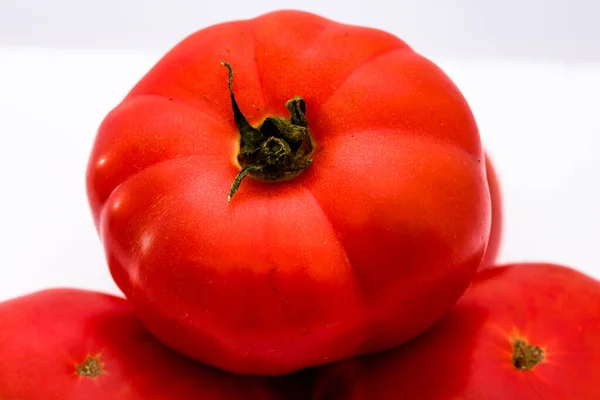 Gros Plan Tomates Fraîches Savoureuses Mûres Isolées Sur Fond Blanc — Photo