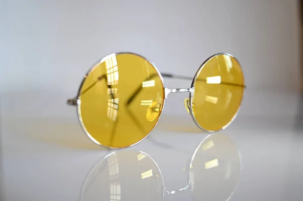 Eine Nahaufnahme Einer Gelben Sonnenbrille Die Das Licht Auf Einem — Stockfoto