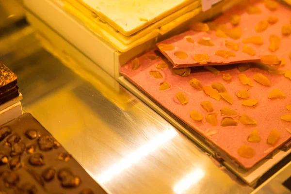 Las Deliciosas Barras Chocolate Dulce Con Nueces Una Pastelería — Foto de Stock