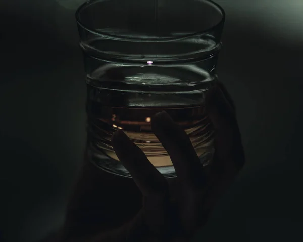 Избранный Стакан Напитка Руке Темноте — стоковое фото
