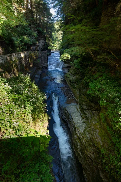 Krásný Výhled Vodopád Lese Jako Přírodní Pozadí — Stock fotografie