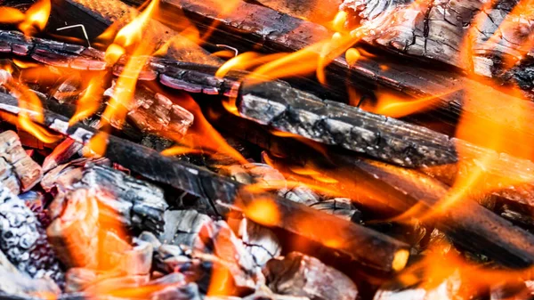 Pintoresco Disparo Una Parrilla Barbacoa Carbón Caliente Vacía Con Una — Foto de Stock