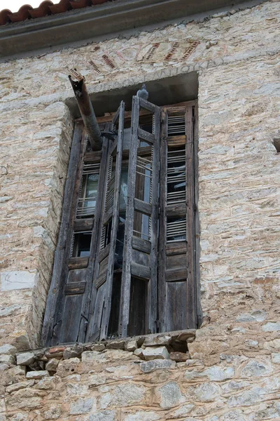 Closeup Uma Casa Abandonada Com Uma Janela Velha — Fotografia de Stock