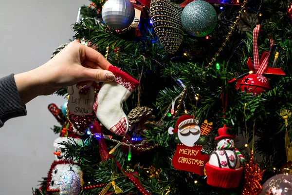 Uma Foto Cênica Decorações Natal Penduradas Árvore — Fotografia de Stock