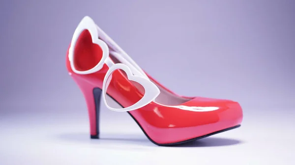 Sebuah Foto Closeup Sepatu Hak Tinggi Merah Dengan Kacamata Berbentuk — Stok Foto