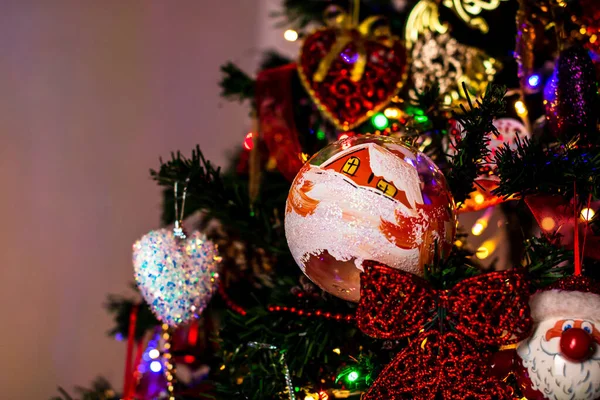 Scénický Záběr Vánoční Dekorace Visí Stromě Barevným Pozadí Bokeh — Stock fotografie