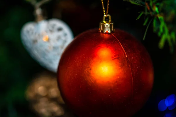 木の上に吊るされた赤いクリスマスツリーボールの閉鎖 — ストック写真