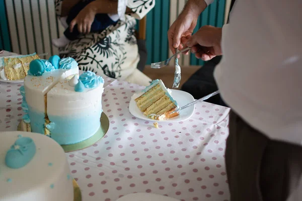 一个美味的蓝白相间的生日蛋糕在餐馆里被切成薄片 — 图库照片