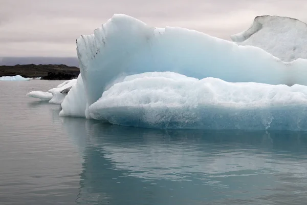 Uma Vista Lagoa Glaciar Jokulsarlon Com Icebergs Água Limpa Islândia — Fotografia de Stock