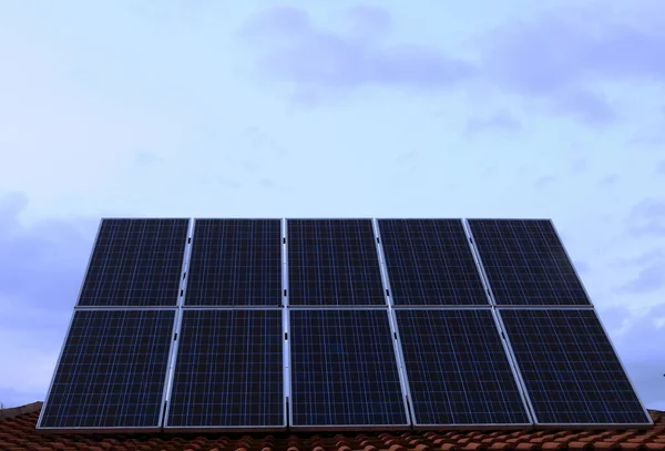 Солнечные Батареи Крыше Здания — стоковое фото