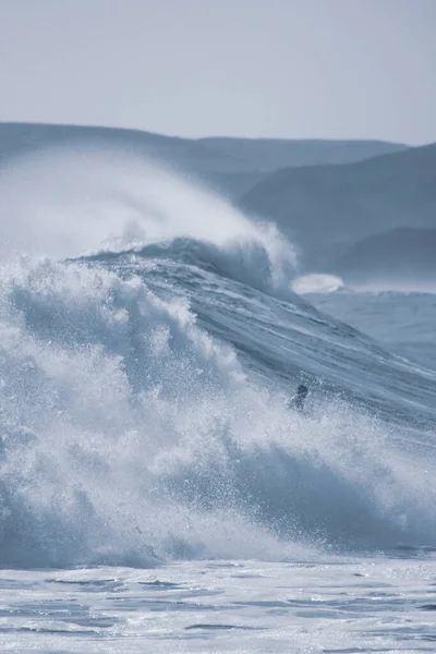 Tiro Vertical Enormes Ondas Espumosas Oceano Surfista Quase Imperceptível Dia — Fotografia de Stock