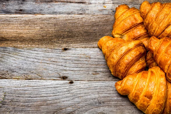 Primer Plano Deliciosos Cruasanes Frescos Aislados Sobre Fondo Madera Desayuno — Foto de Stock