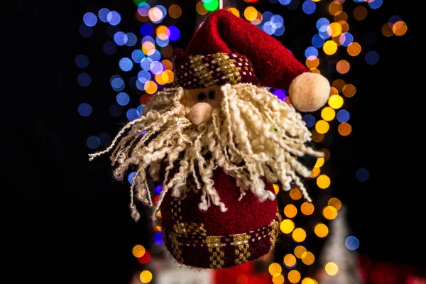 Мальовничий Знімок Людини Тримає Різдвяну Прикрасу Барвистим Фоном Боке — стокове фото