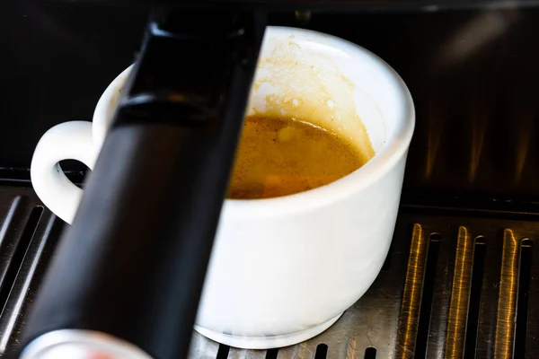 Egy Csésze Kávé Közelsége Miközben Kávéfőző Gép Kitölti Reggeli Rutin — Stock Fotó