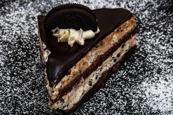 Plan Rapproché Gâteau Dessert Mousse Chocolat Sur Fond Blanc Poudre — Photo