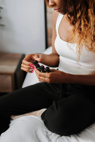 Een Verticaal Schot Van Een Zwarte Vrouw Met Parfumflesjes Hand — Stockfoto