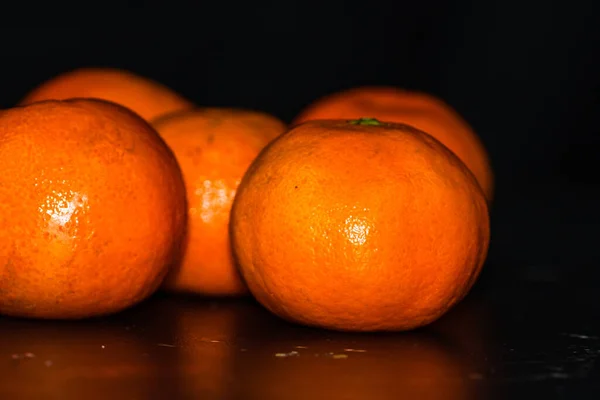 Primer Plano Deliciosas Naranjas Aisladas Sobre Fondo Oscuro — Foto de Stock