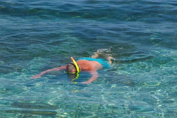 러시아 2021 그리스 볼로스에서 스노클링을 바다를 떠다니는 소녀의 순간들 — 스톡 사진