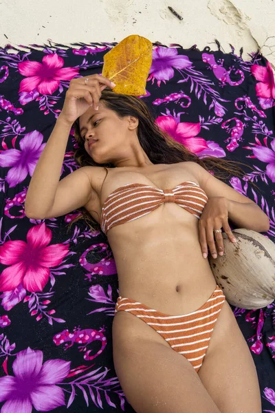 Eine Attraktive Sexy Indonesische Frau Posiert Strand Von Sulawesi Togian — Stockfoto