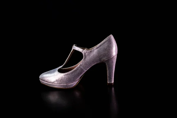 Primer Plano Zapato Femenino Tacón Alto Plateado Aislado Sobre Fondo — Foto de Stock