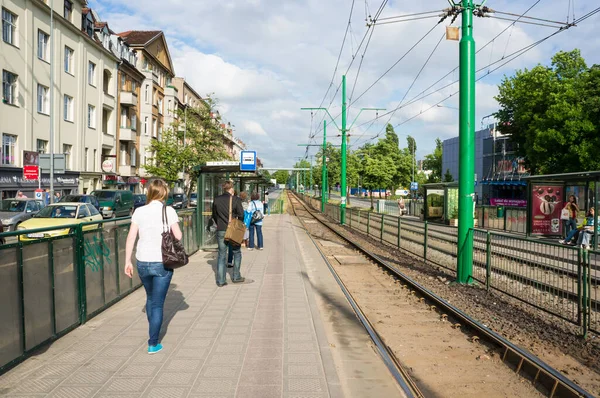 Poznan Polônia Maio 2013 Uma Visão Das Pessoas Esperando Bonde — Fotografia de Stock