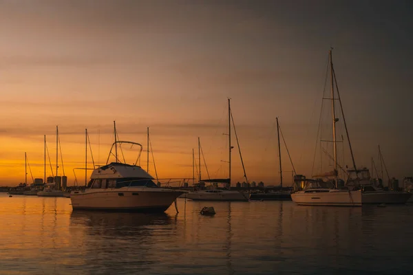 Die Boote Der Marina Beim Malerischen Sonnenuntergang — Stockfoto