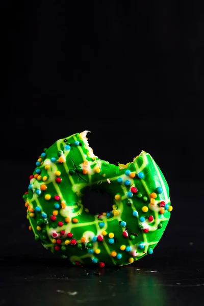 Donut Vidro Verde Com Polvilhas Isoladas Sobre Fundo Preto — Fotografia de Stock