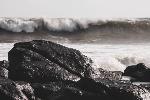 Ένας Τραχύς Παράκτιος Βράχος Μεγάλα Αφρώδη Κύματα Στο Βάθος — Φωτογραφία Αρχείου