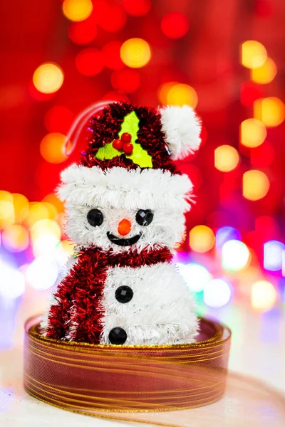 Een Verticaal Closeup Shot Van Een Sneeuwpop Voor Kerstmis Boom — Stockfoto