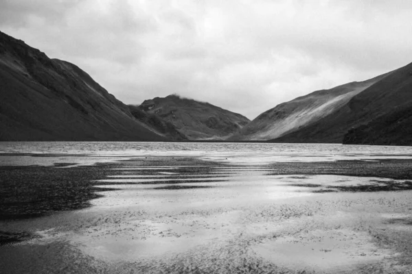 Bewolkte Lucht Boven Andes Lagune Midden Bergen — Stockfoto